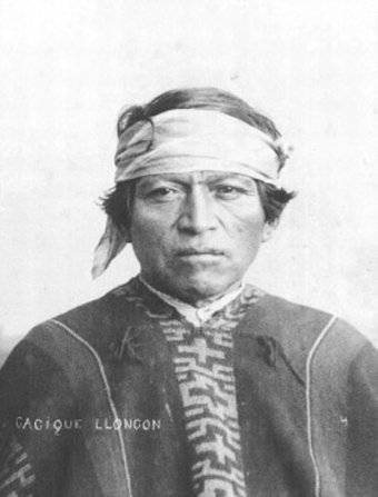 Porträt eines Mapuche-Häuptlings mit Stirnband und gewebtem Umhang, alte Fotografie