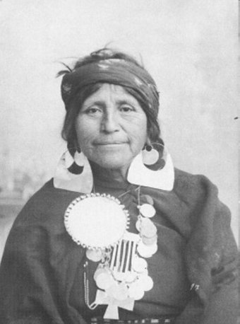 Mapuche-Frau mit großen silbernen Ohrringen und einer Halskette, alte Fotografie