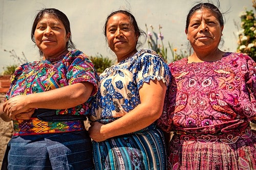 Tri žene Maja u tradicionalnoj nošnji, Kecaltenango, Gvatemala
