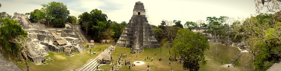 Tikal: hramovi-piramide i Centralni trg, panorama