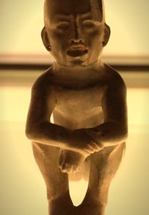 Sedeća olmečka kamena figura