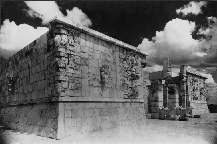 Đỉnh Đền Chiến binh ở Chichén Itzá với những cột hình rắn lông vũ, ảnh đen trắng cũ
